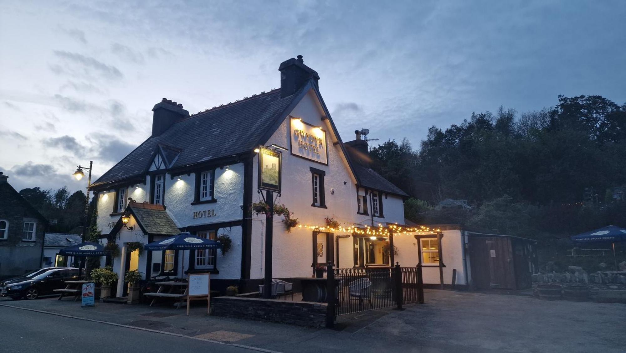 Y Gwydyr Hotel - Dolwyddelan ภายนอก รูปภาพ